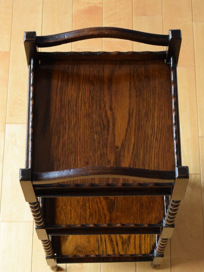 アンティークのプランツスタンドの天板