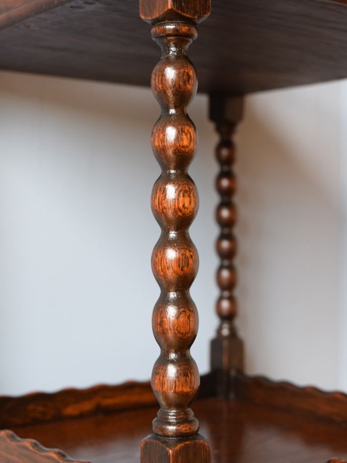 英国アンティーク家具らしい装飾