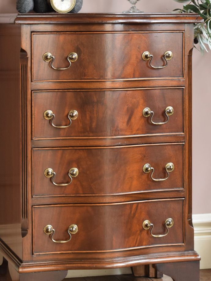 アンティークチェストの美しい木目