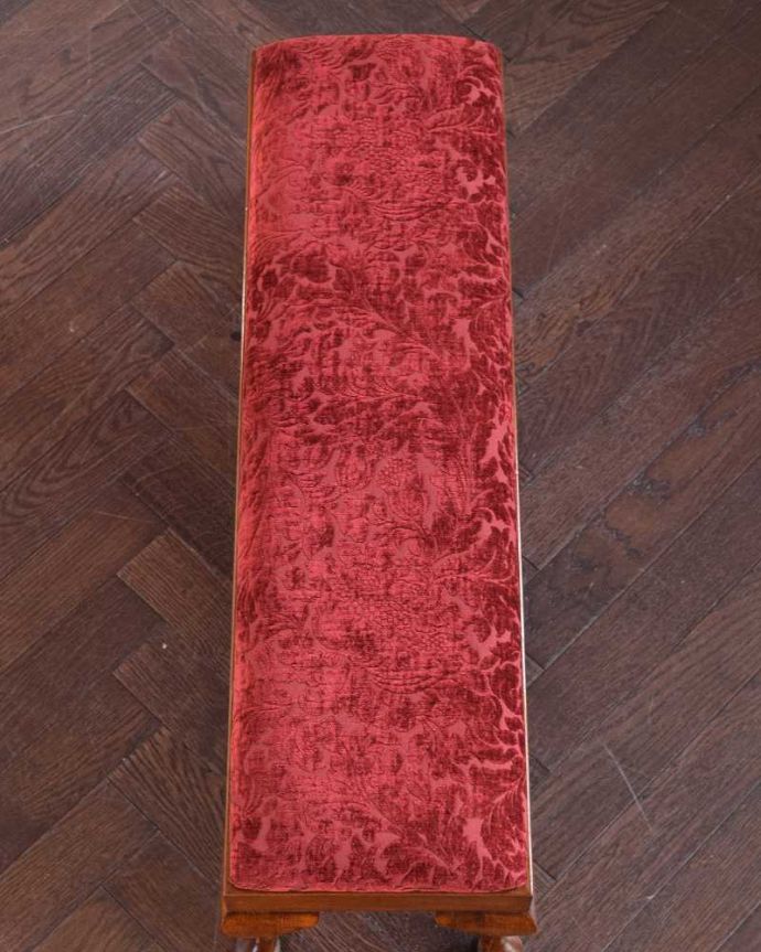 スツール・オットマン　アンティーク チェア　イギリスから到着したアンティークフットスツール（足置き）。座面を見てみると･･･修復の際、座面は新しく張り替えたのでキレイです。(q-337-c)