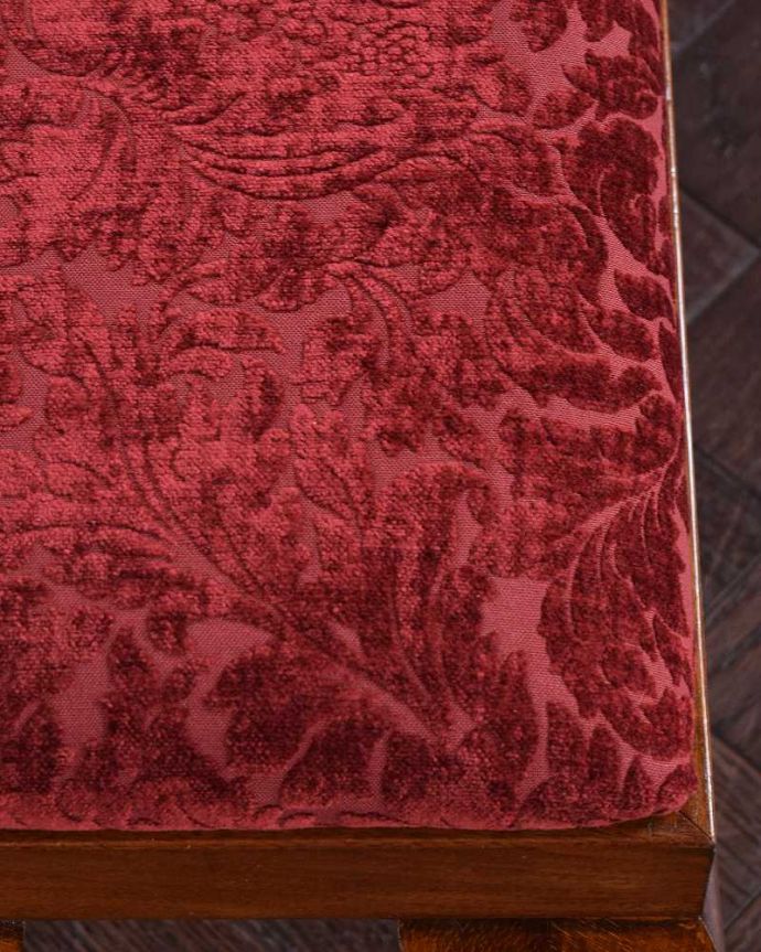 スツール・オットマン　アンティーク チェア　イギリスから到着したアンティークフットスツール（足置き）。生地のセレクトもこだわりました優雅なスツールの雰囲気がそのままになるよう、生地のセレクトにはこだわりました。(q-337-c)