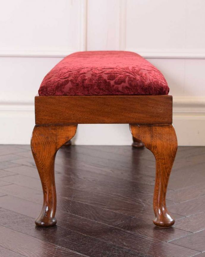 スツール・オットマン　アンティーク チェア　イギリスから到着したアンティークフットスツール（足置き）。横から見ても美しい新品ではないので経年変化によるキズはありますが、専門の職人がキレイに修復しました。(q-337-c)