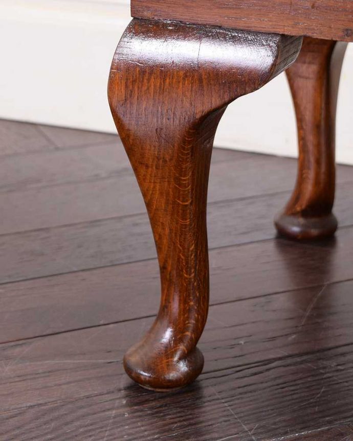 スツール・オットマン　アンティーク チェア　イギリスから到着したアンティークフットスツール（足置き）。移動もラクラクHandleのアンティークチェアの脚の裏には、フェルトキーパーをお付けしています。(q-337-c)