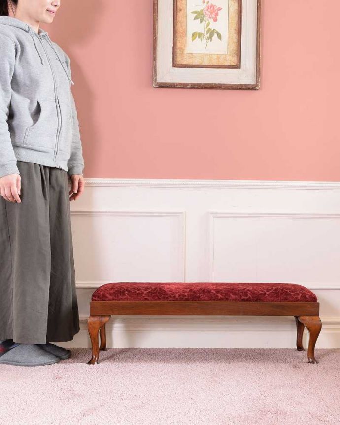 スツール・オットマン　アンティーク チェア　イギリスから到着したアンティークフットスツール（足置き）。英国スタイルの気品溢れるフットスツールちょっと背が低めのスツールは、もともと脚を置くために造られたとてもこだわった造りの贅沢品。(q-337-c)