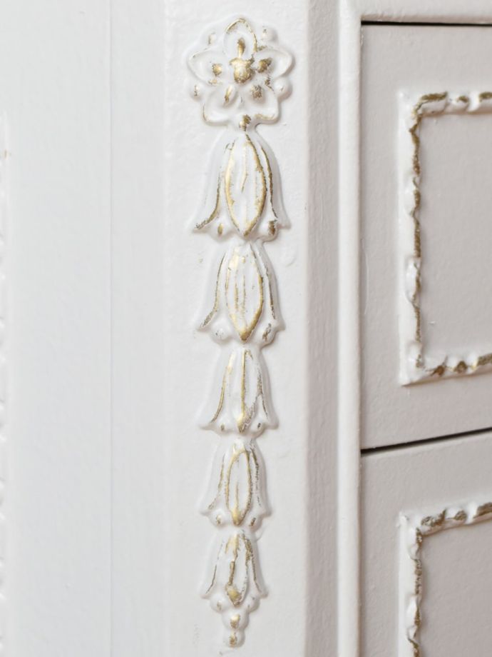 フランスアンティーク家具らしい装飾