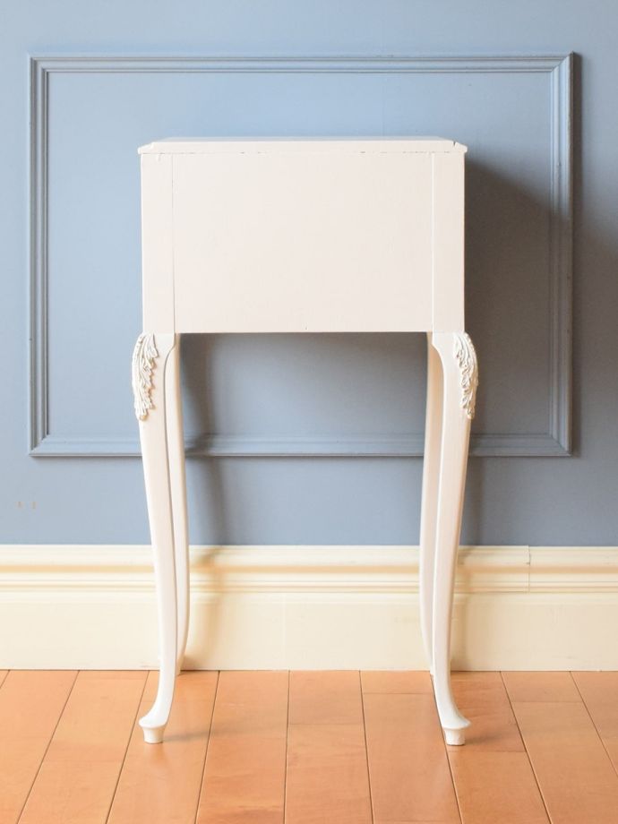 チェストの後ろ姿