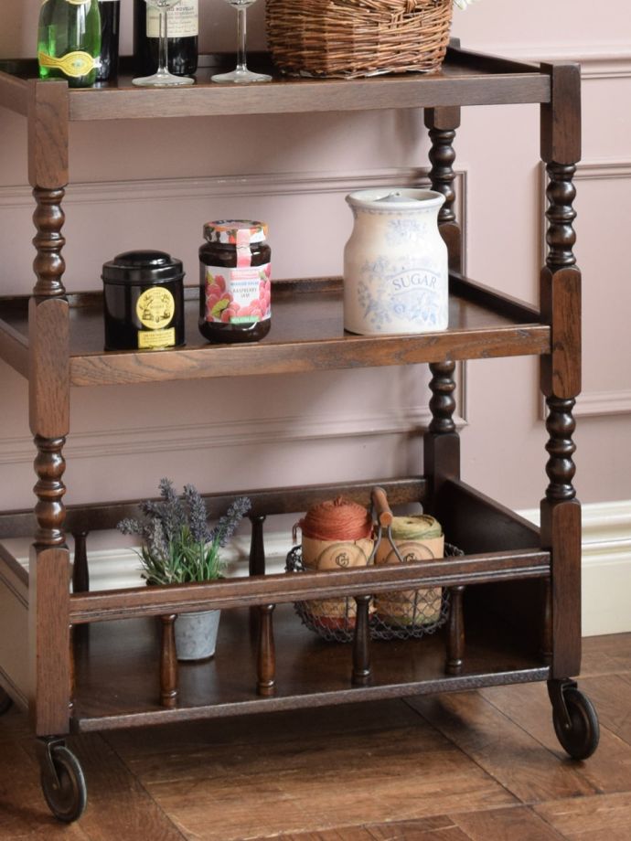 アンティーク家具らしさが漂うワゴン