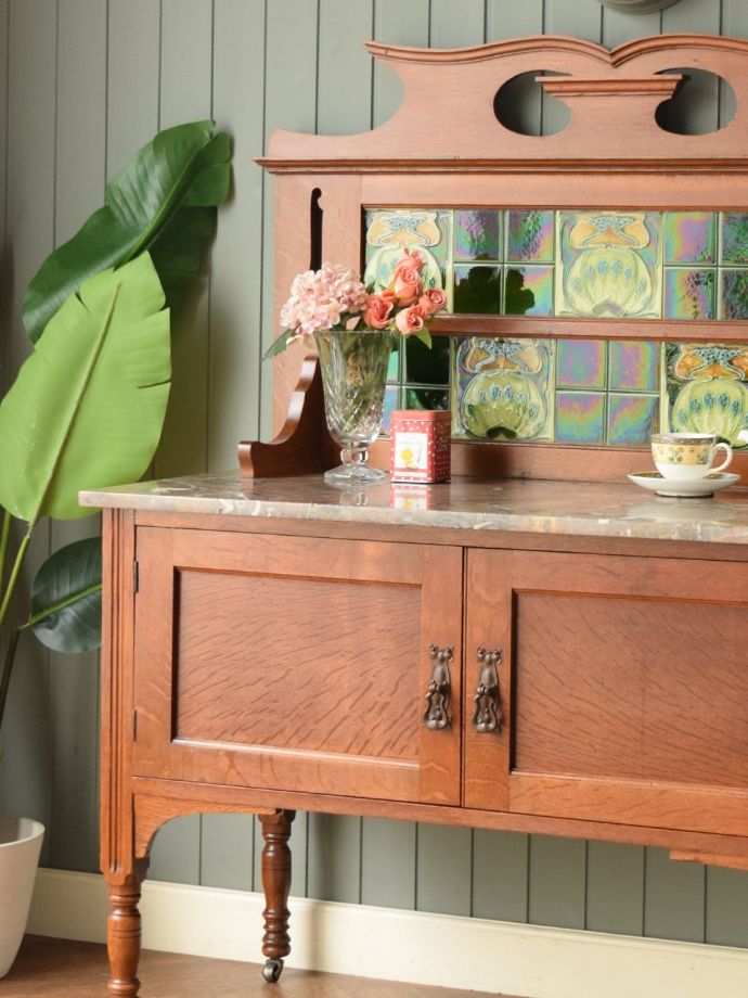 アンティーク家具でしか手に入らないキャビネット