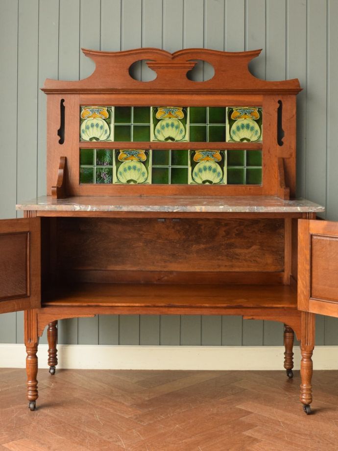 キャビネットの扉の中