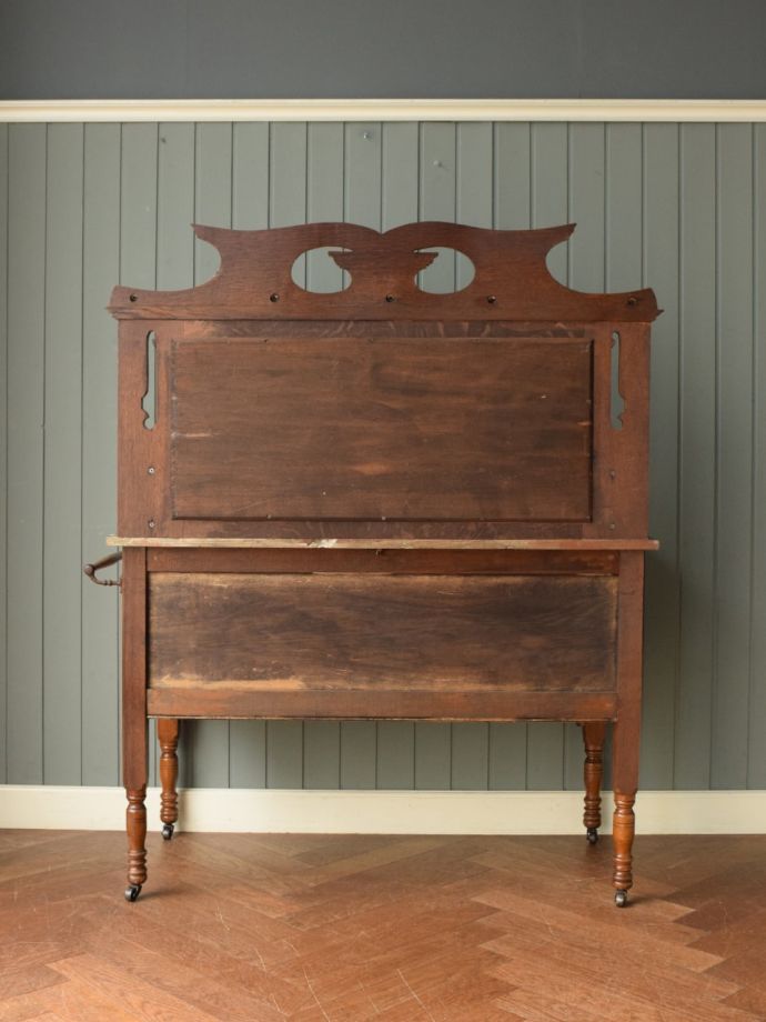 キャビネットの後ろ姿