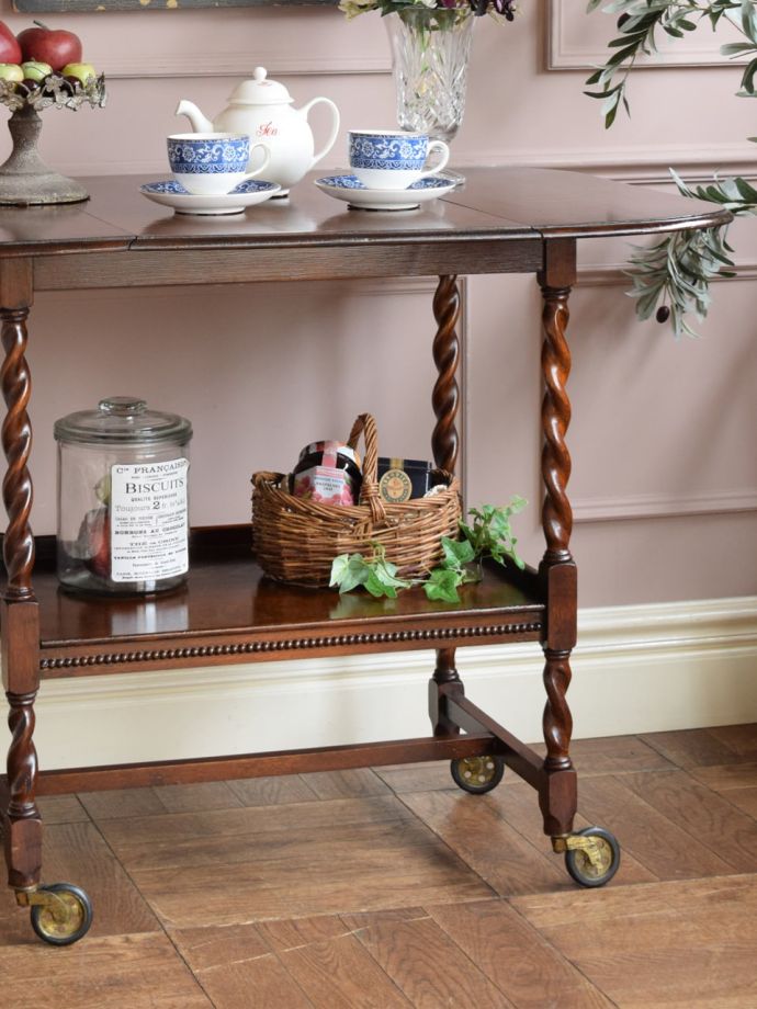 アンティーク家具らしさが漂うワゴン