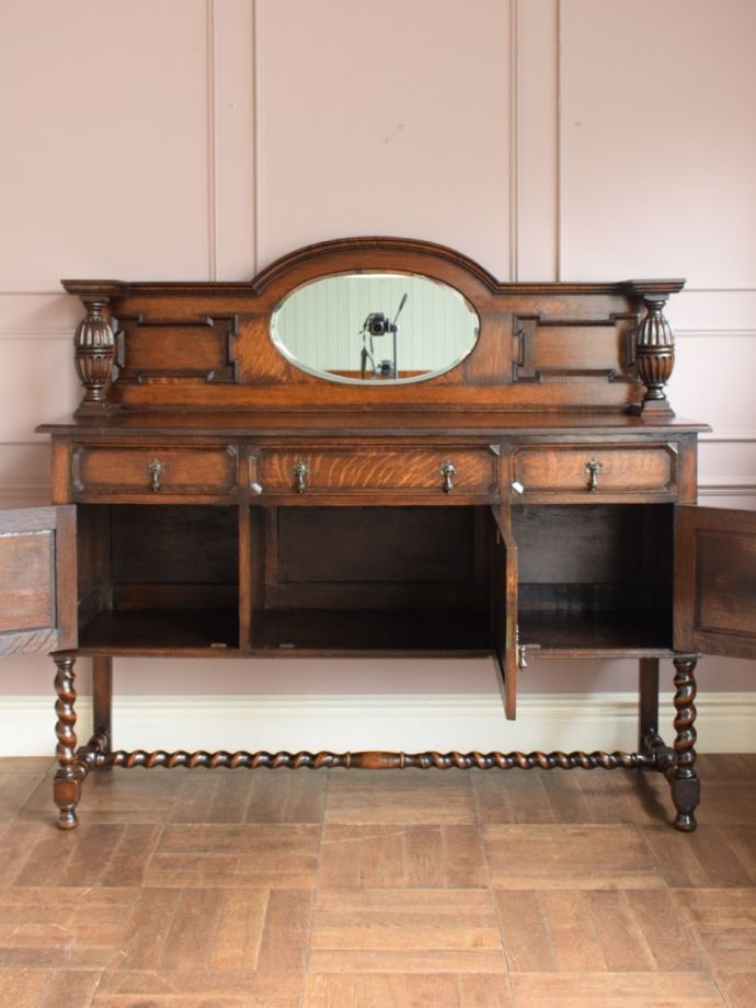 アンティークキャビネットの扉の中