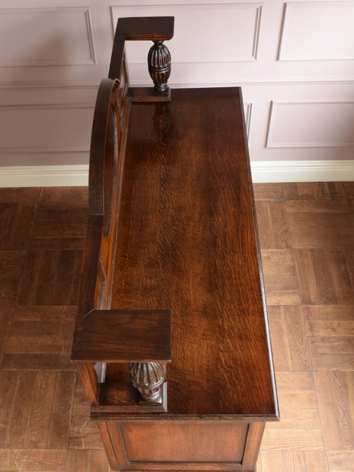 アンティークのサイドボードの天板