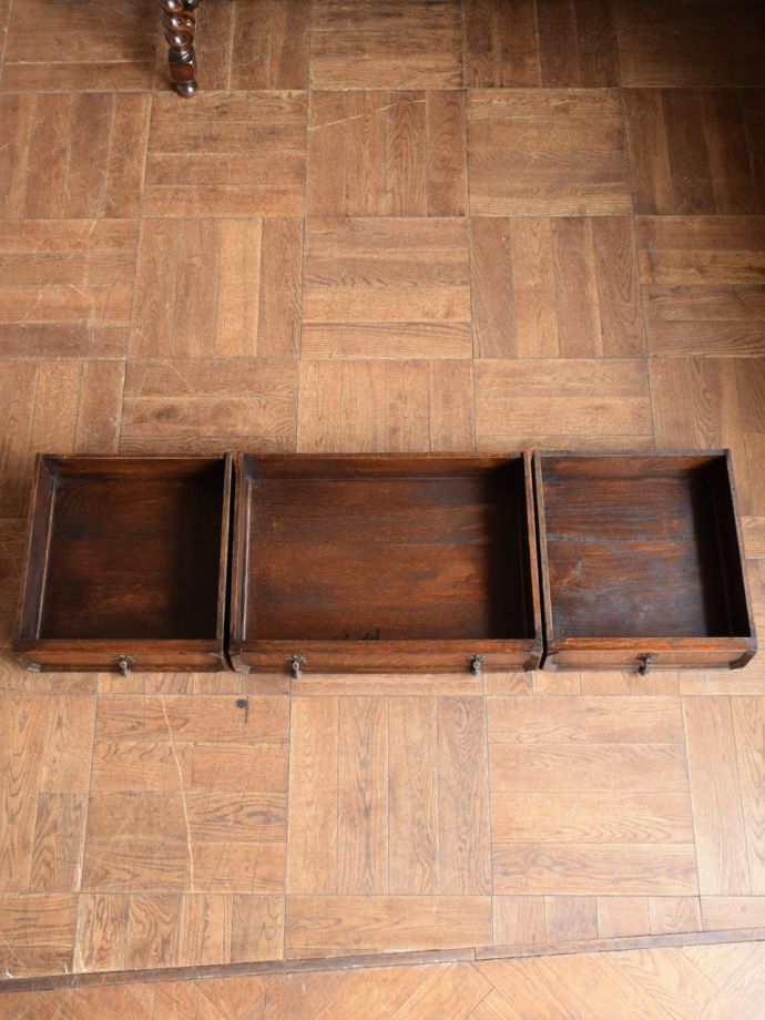 サイドボードの引き出し