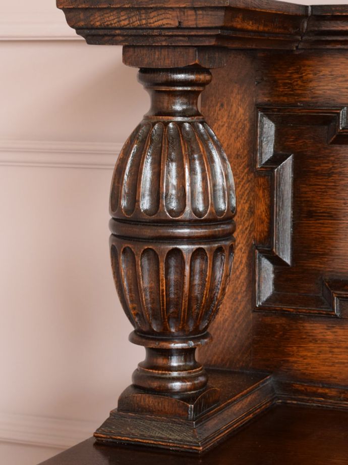 英国アンティーク家具らしい装飾