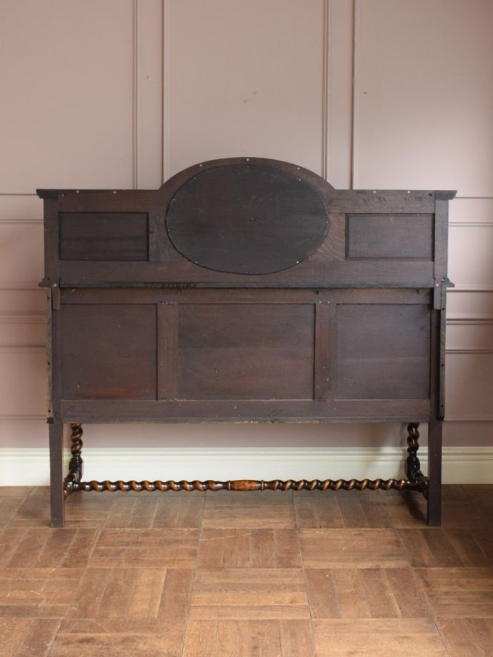 キャビネットの後ろ姿