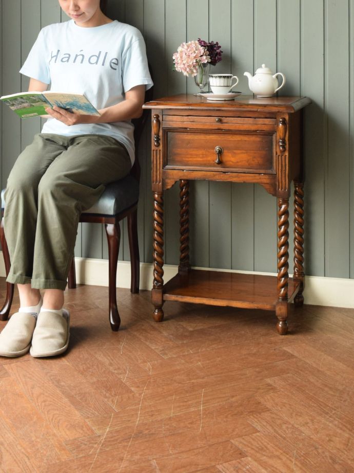 アンティークのオケージョナルテーブル