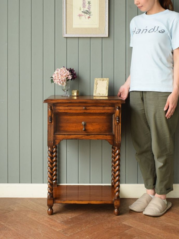 アンティークのオケージョナルテーブル