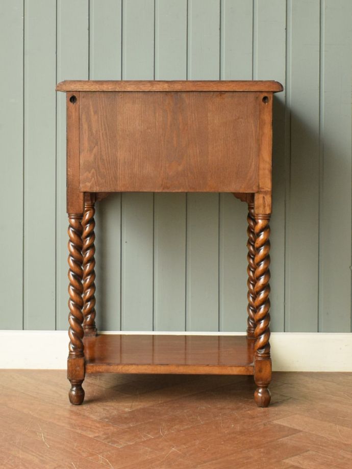 どこから見てもキレイなサイドテーブル