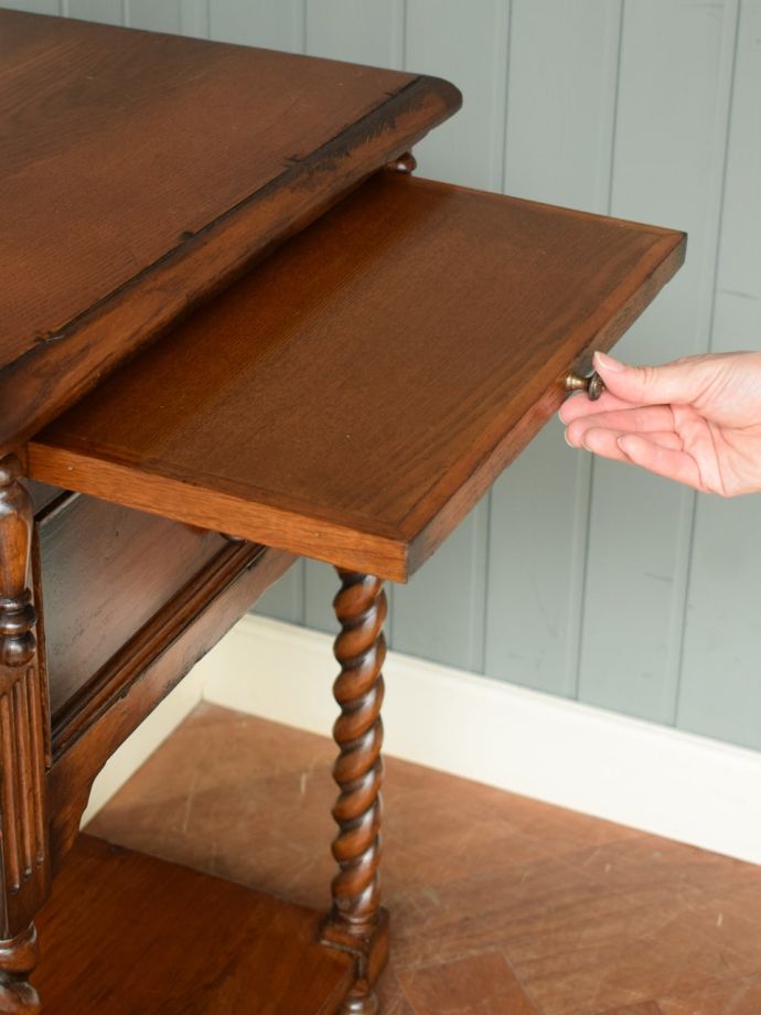 スライディングトレイ付きの家具