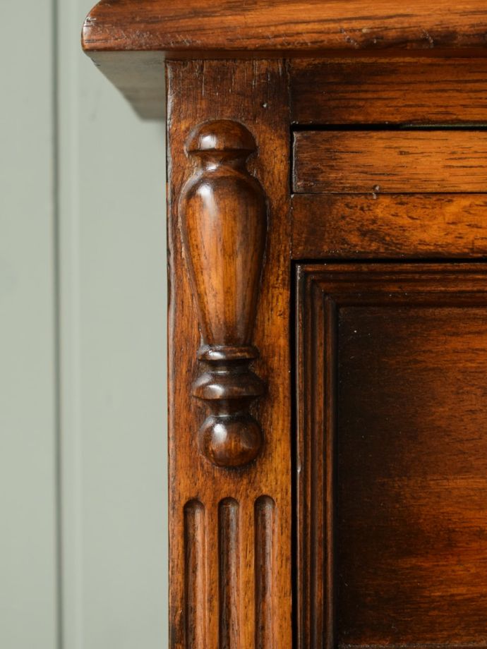 英国アンティーク家具らしい装飾