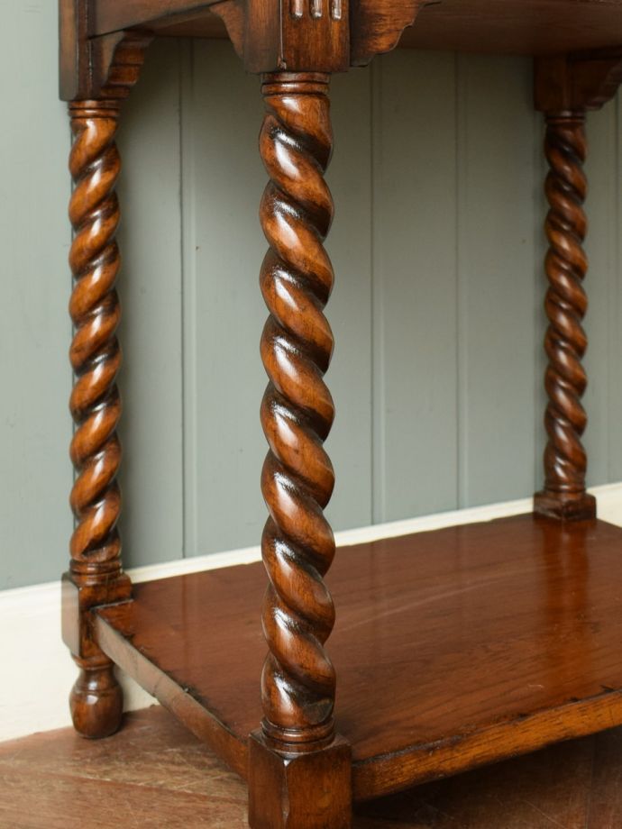 英国アンティーク家具らしい脚