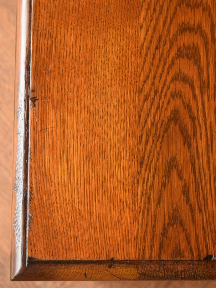 アンティークのサイドテーブルの天板