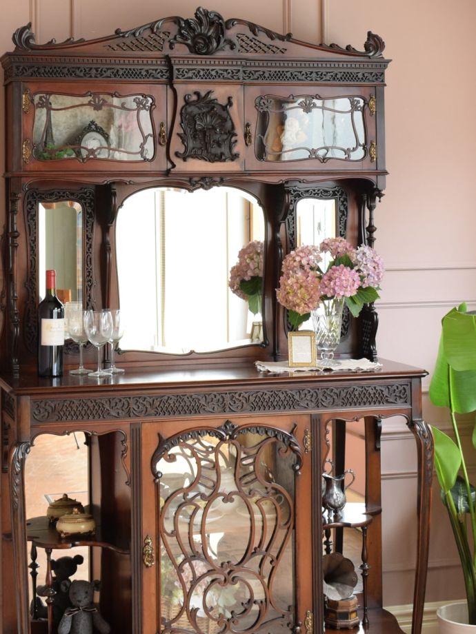 美しいガラスキャビネット