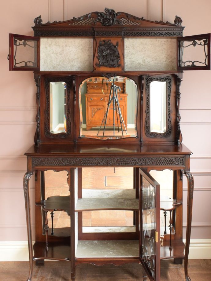 ガラスキャビネットの扉の中