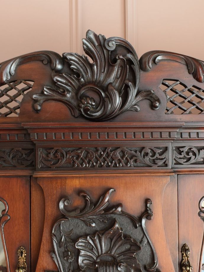 アンティーク家具らしい装飾