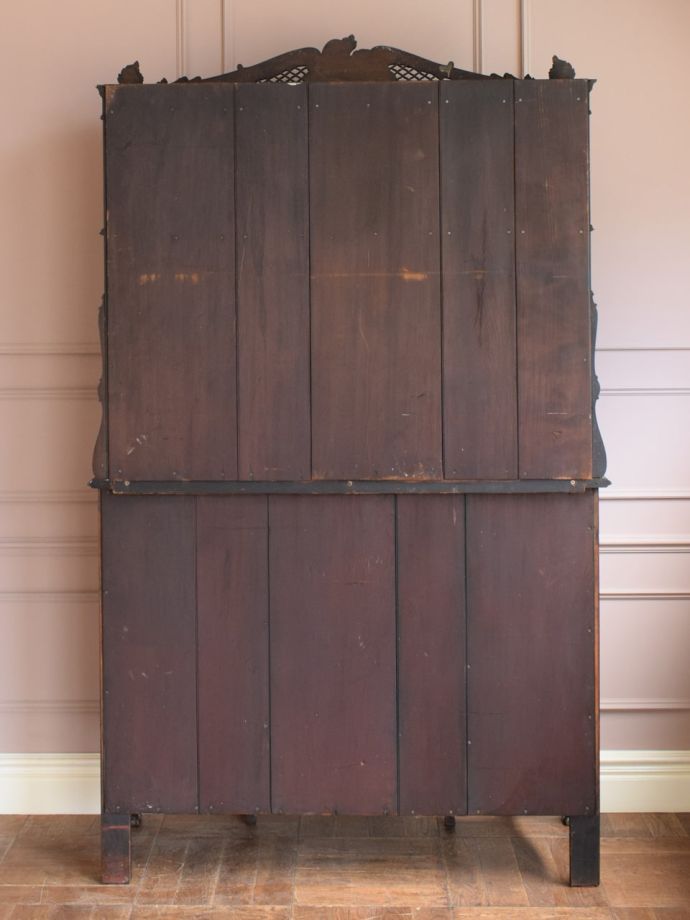 キャビネットの後ろ姿