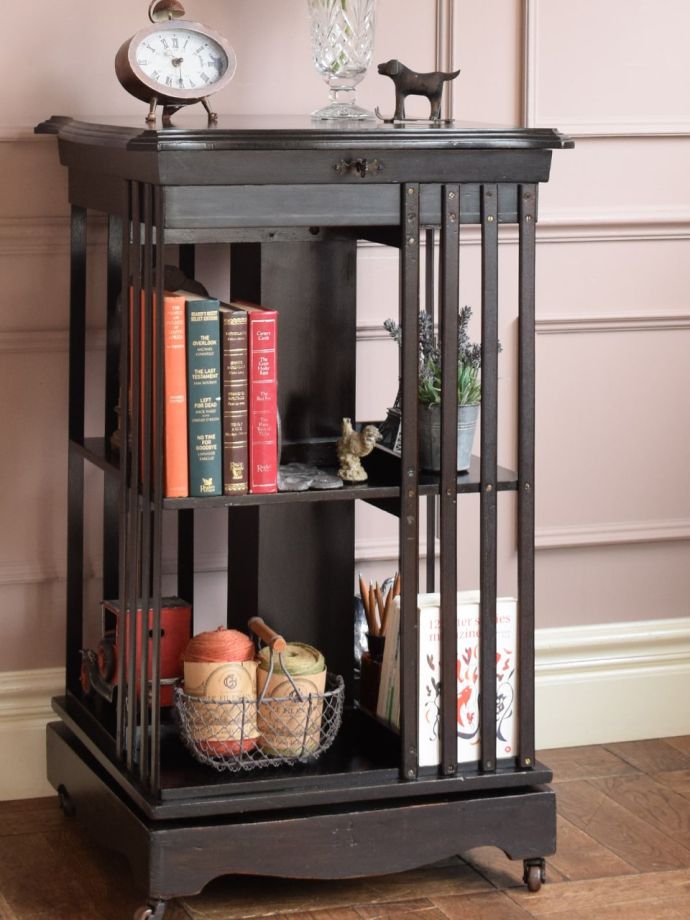 アンティーク家具らしい美しい細工