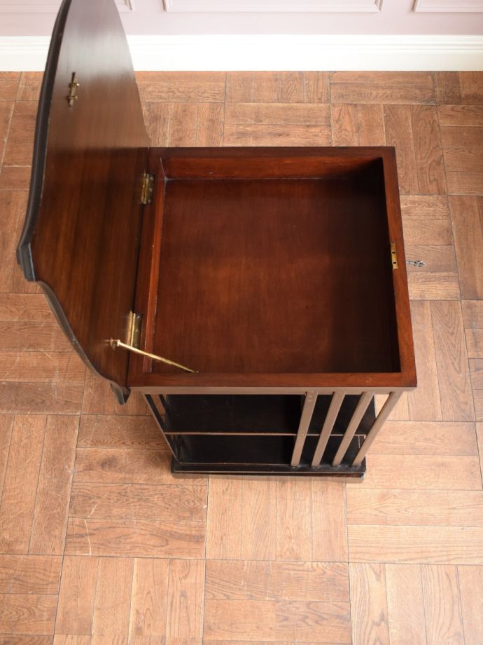 天板の下は小物入れになっています