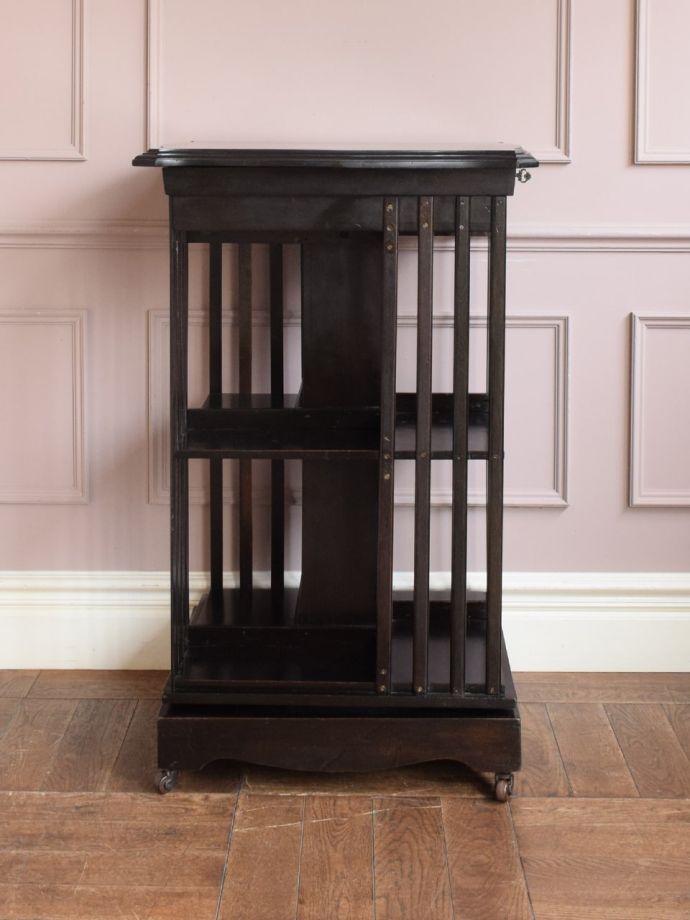 アンティーク本棚の後ろ姿