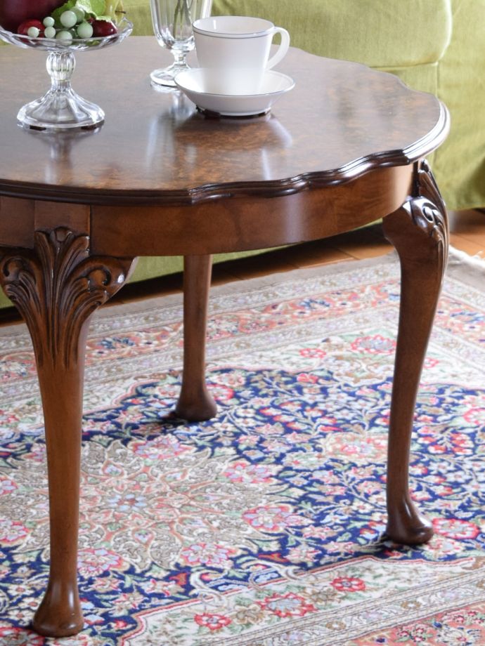 英国のアンティーク家具らしいデザイン