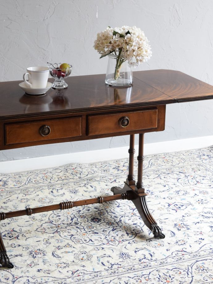 英国のアンティーク家具らしいデザイン