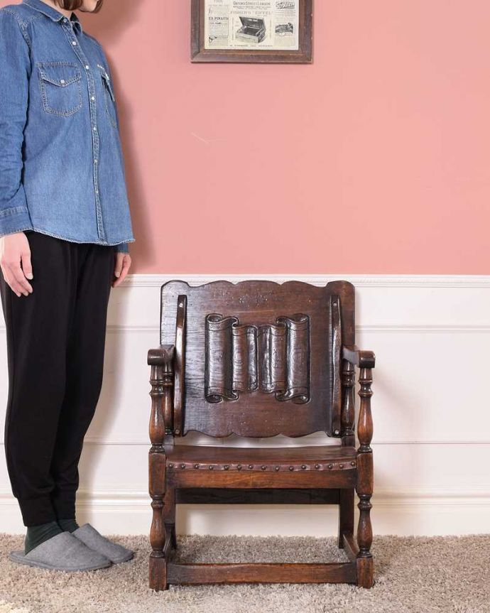 1Pソファ(ラウンジチェア) アンティーク チェア 英国アンティークらしい家具、モンクスベンチ(ベンチテーブル)。いろんな場所で便利に使えるアンティーク玄関やダイニングにちょっと置けば、腰掛けるベンチとしても使えます。(q-338-c)