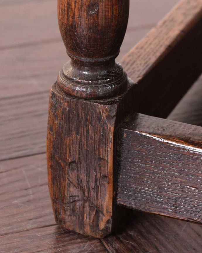 1Pソファ(ラウンジチェア) アンティーク チェア 英国アンティークらしい家具、モンクスベンチ(ベンチテーブル)。女性1人でラクラク運べちゃう仕掛けHandleのアンティークは、脚の裏にフェルトキーパーをお付けしています。(q-338-c)