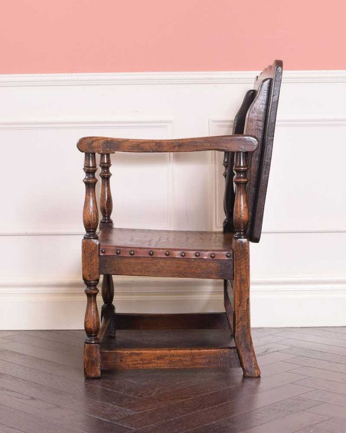 1Pソファ(ラウンジチェア) アンティーク チェア 英国アンティークらしい家具、モンクスベンチ(ベンチテーブル)。横から見てもキレイですもちろん、横顔だってキレイ!どこから見ても絵になります。(q-338-c)