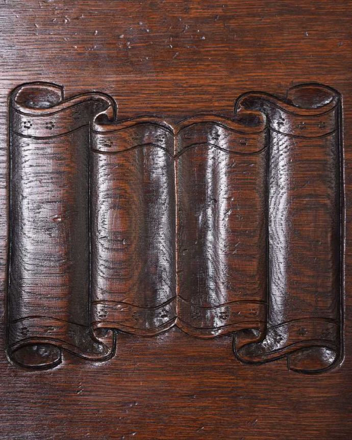 1Pソファ(ラウンジチェア) アンティーク チェア 英国アンティークらしい家具、モンクスベンチ(ベンチテーブル)。繊細で美しい彫刻まだ機械がそんなに発達していない時代に、どうやって彫ったんでしょう・・・見事です。(q-338-c)