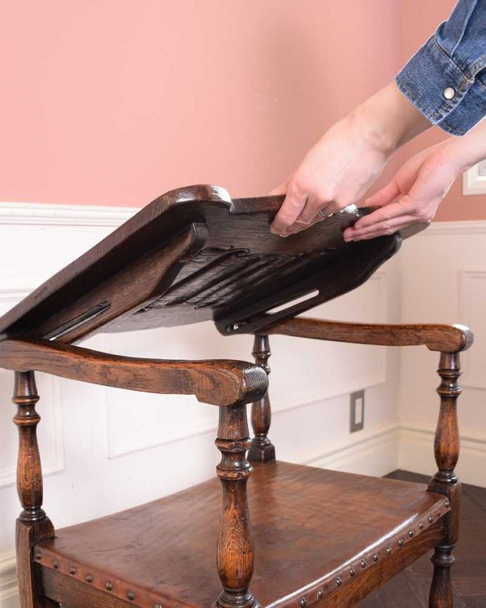 1Pソファ(ラウンジチェア) アンティーク チェア 英国アンティークらしい家具、モンクスベンチ(ベンチテーブル)。女性でも簡単です天板を持ち上げるとカンタンにベンチに変える事が出来ます。(q-338-c)