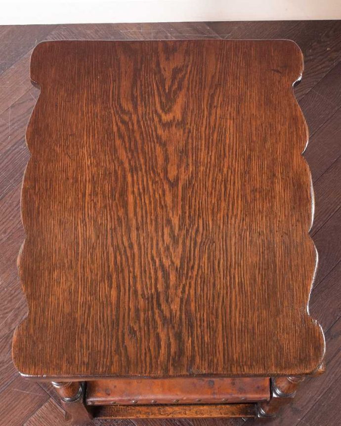 1Pソファ(ラウンジチェア) アンティーク チェア 英国アンティークらしい家具、モンクスベンチ(ベンチテーブル)。天板もピカピカに仕上げました一番目立つ場所だから、修復の時、天板もキレイに仕上げました。(q-338-c)