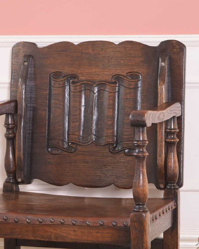 1Pソファ(ラウンジチェア) アンティーク チェア 英国アンティークらしい家具、モンクスベンチ(ベンチテーブル)。アンティークらしい彫りの美しさが魅力豪華な彫りの美しさがアンティークらしい雰囲気。(q-338-c)