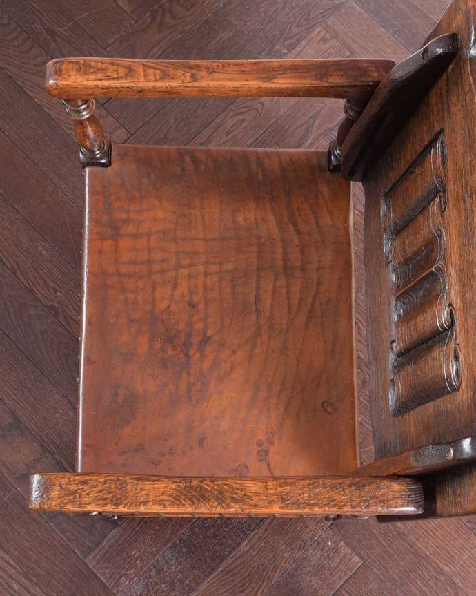 1Pソファ(ラウンジチェア) アンティーク チェア 英国アンティークらしい家具、モンクスベンチ(ベンチテーブル)。天板を立てると・・・ベンチ代わりにも使えます。(q-338-c)