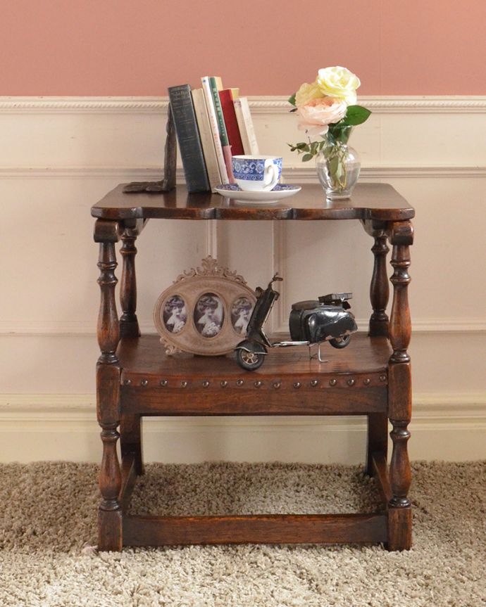 1Pソファ(ラウンジチェア) アンティーク チェア 英国アンティークらしい家具、モンクスベンチ(ベンチテーブル)。背もたれが天板に!背もたれの部分が稼動して天板にもなるので、小さなオープンシェルフとしてディスプレイを楽しむことも出来ます。(q-338-c)