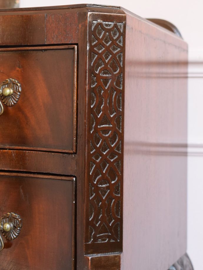 アンティーク家具の装飾