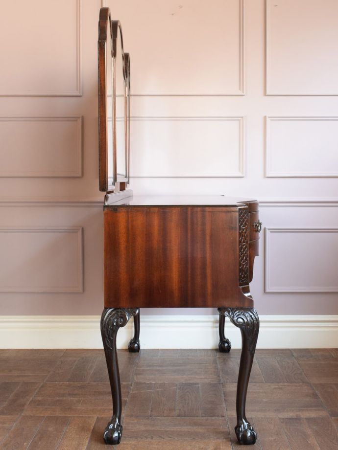 ドレッサーの側面