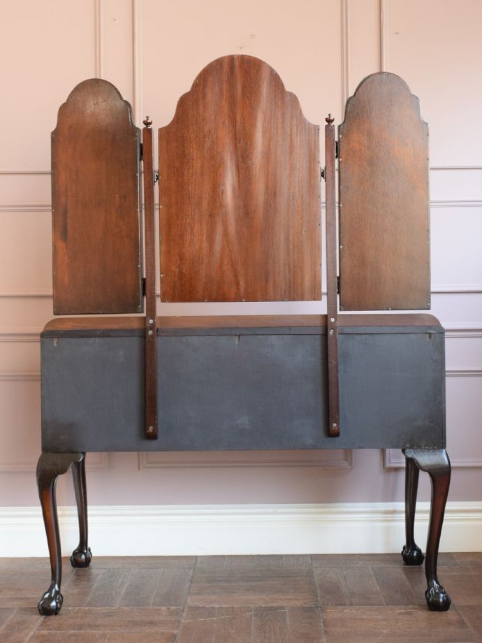 ドレッサーの後ろ姿