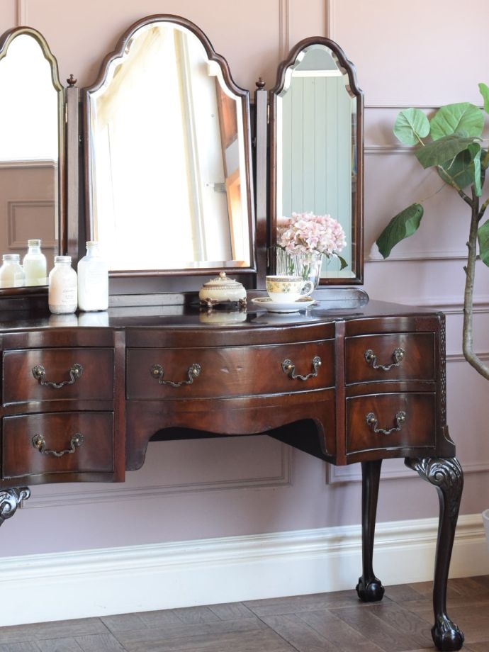 ドレッサーの美しい杢目