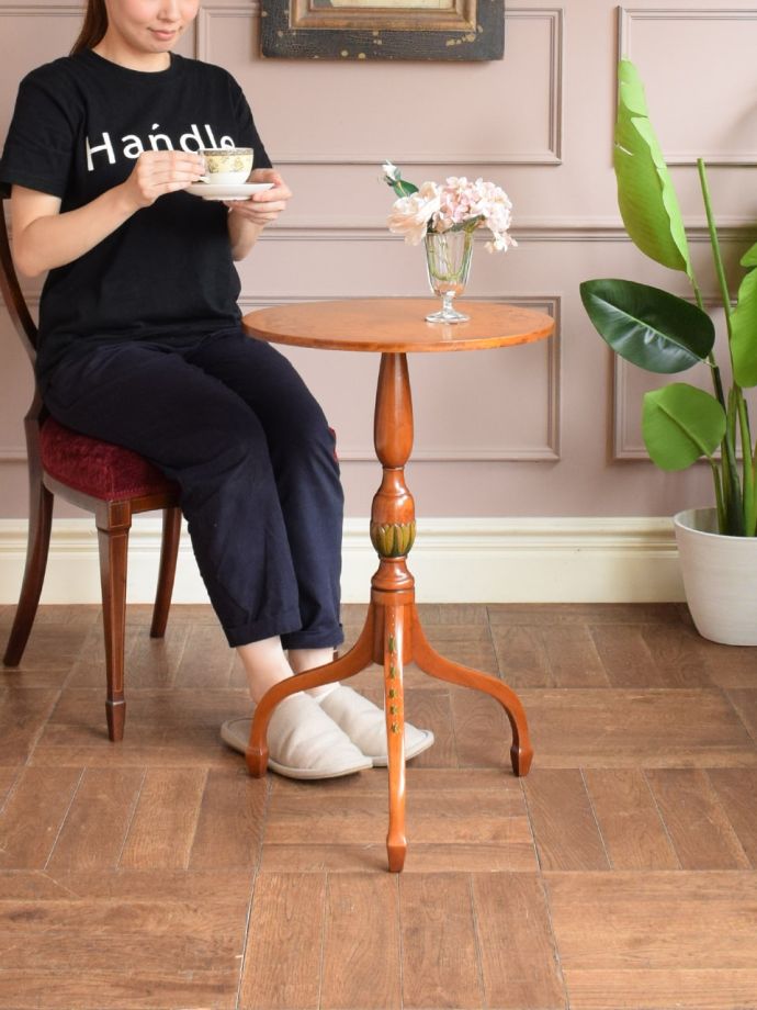 アンティークのオケージョナルテーブル